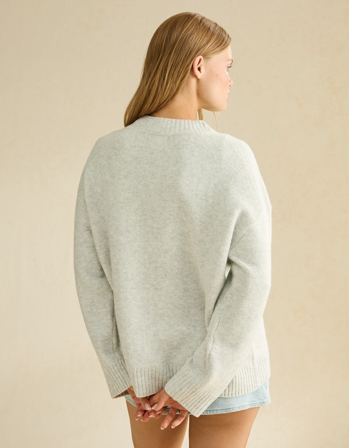 American Eagle Snoopy Oversized Sweater Heather Frost - modelo espalda