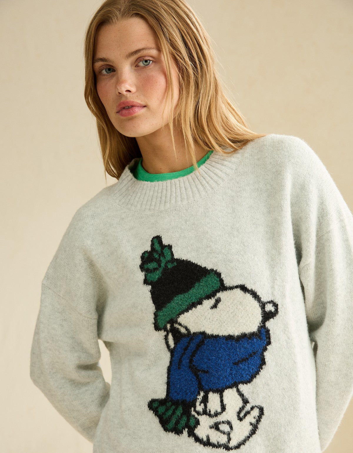 American Eagle Snoopy Oversized Sweater Heather Frost - modelo frente