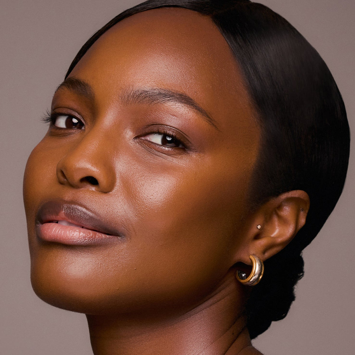m.ph by Mary Phillips Underpainting Face Highlight & Contour Palette – Deep, resultado en modelo