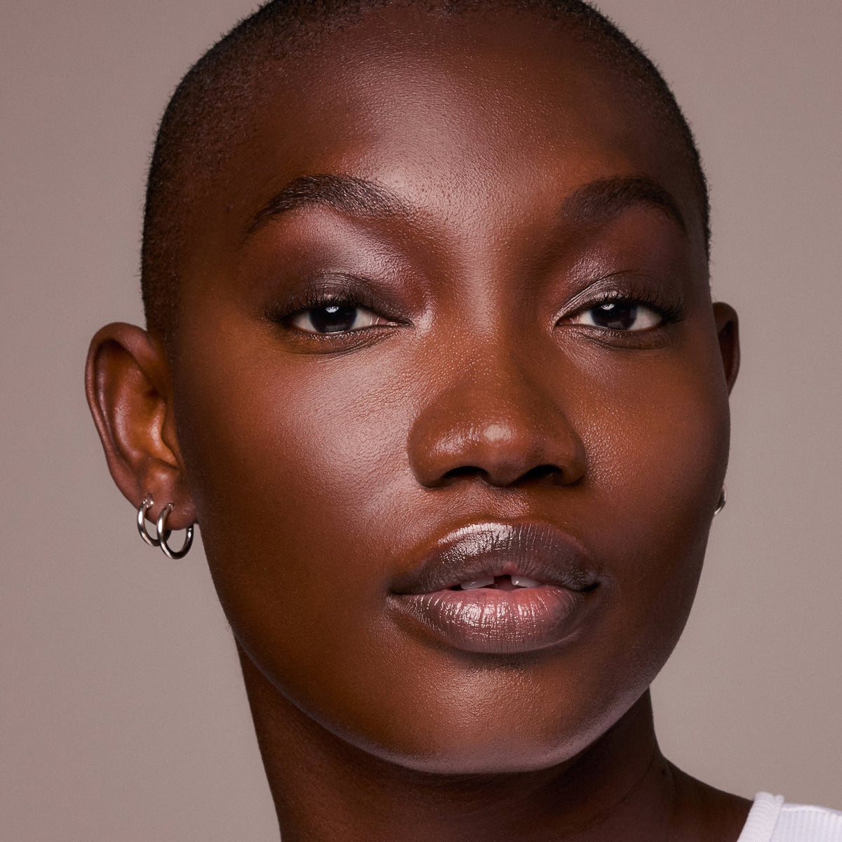 m.ph by Mary Phillips Underpainting Face Highlight & Contour Palette – Deep Rich, resultado en modelo