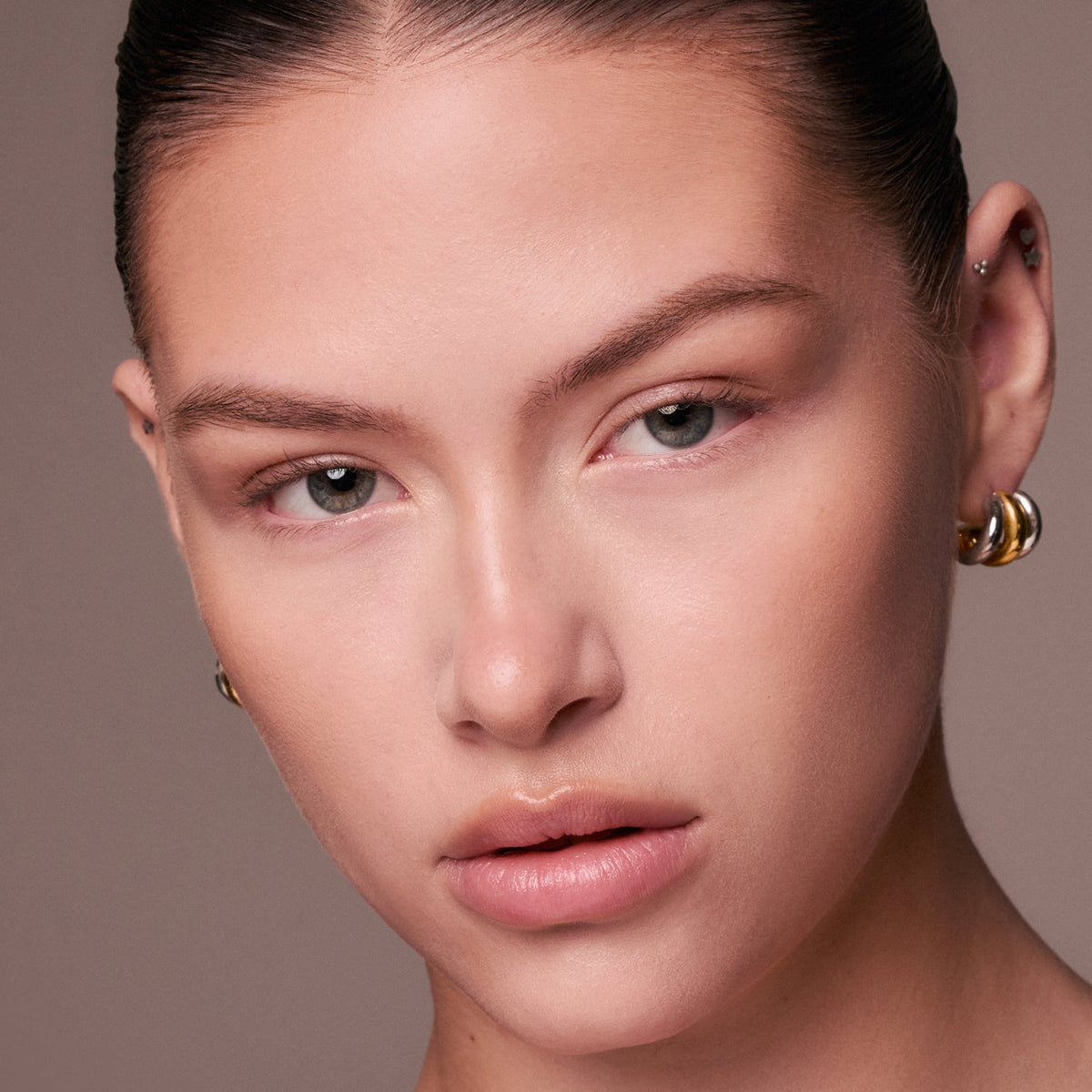 m.ph by Mary Phillips Underpainting Face Highlight & Contour Palette – Fair, resultado en modelo