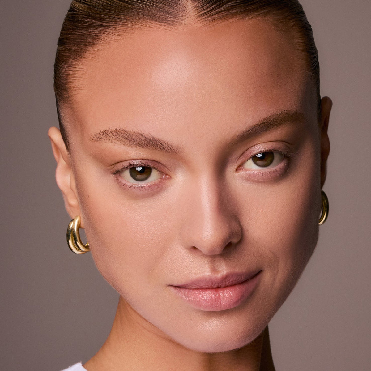 m.ph by Mary Phillips Underpainting Face Highlight & Contour Palette – Light, resultado en modelo