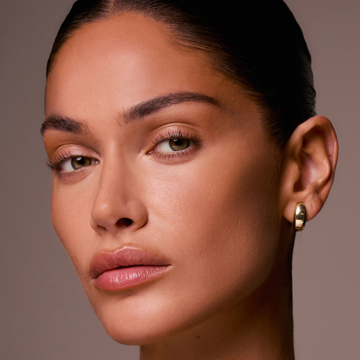 m.ph by Mary Phillips Underpainting Face Highlight & Contour Palette – Medium, resultado en modelo
