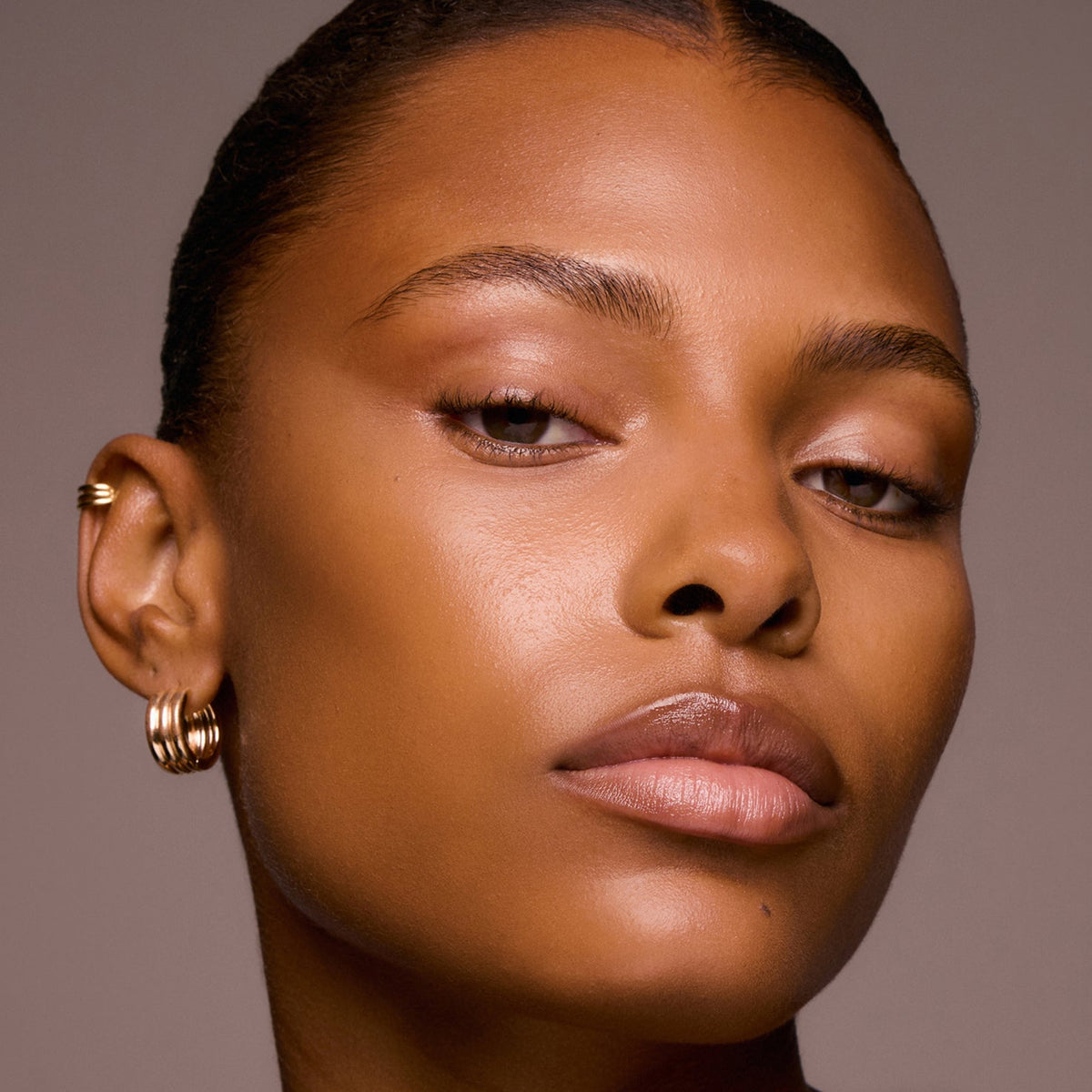 m.ph by Mary Phillips Underpainting Face Highlight & Contour Palette – Tan, resultado en modelo