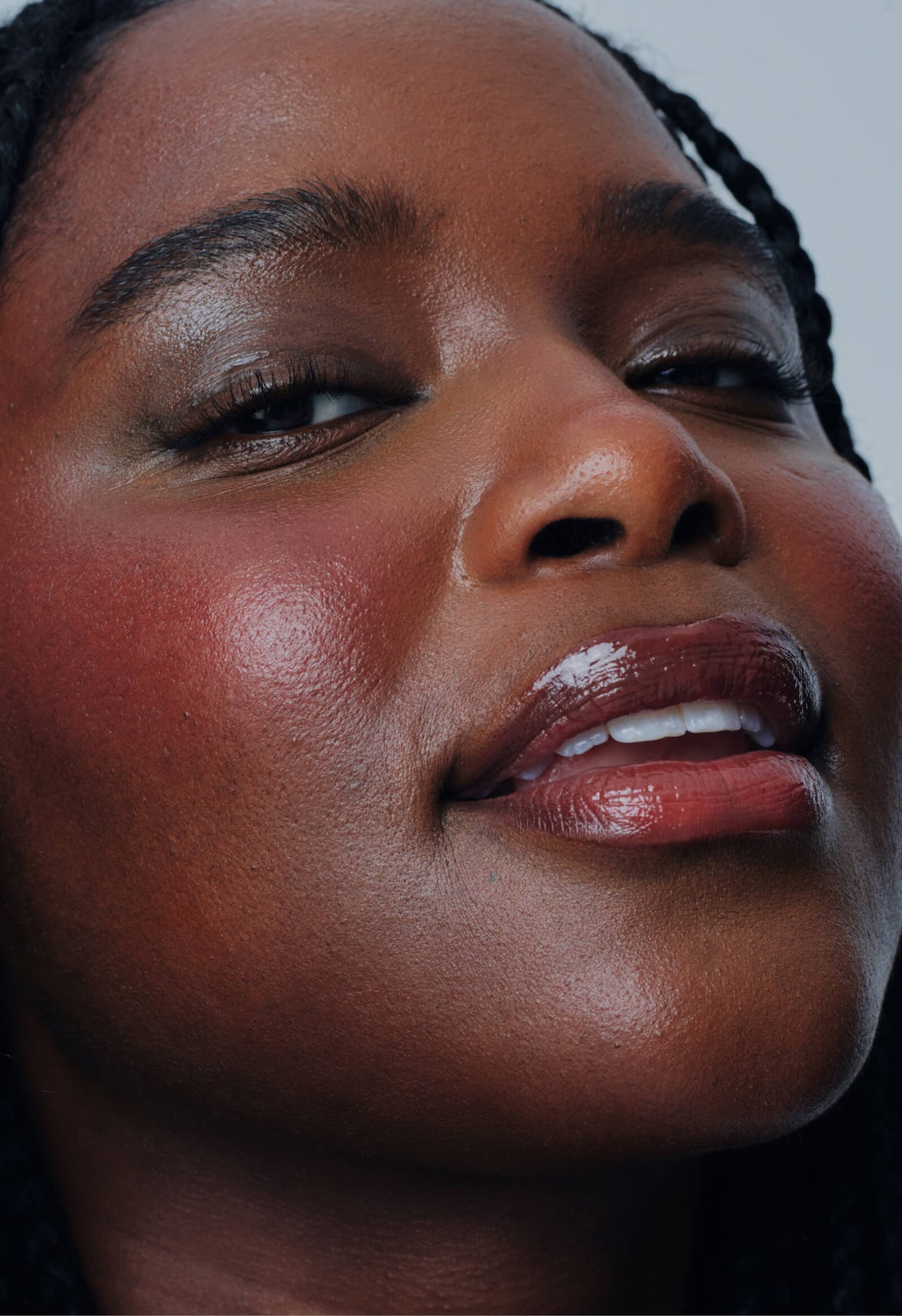 Rhode Pocket Blush Toasted Teddy, foto en el rostro