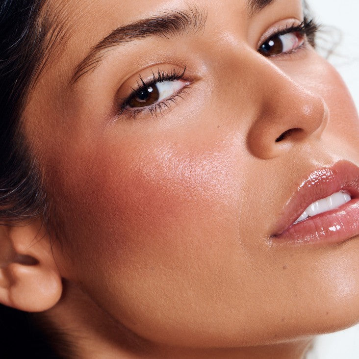 Rhode Pocket Blush Toasted Teddy en la mejilla