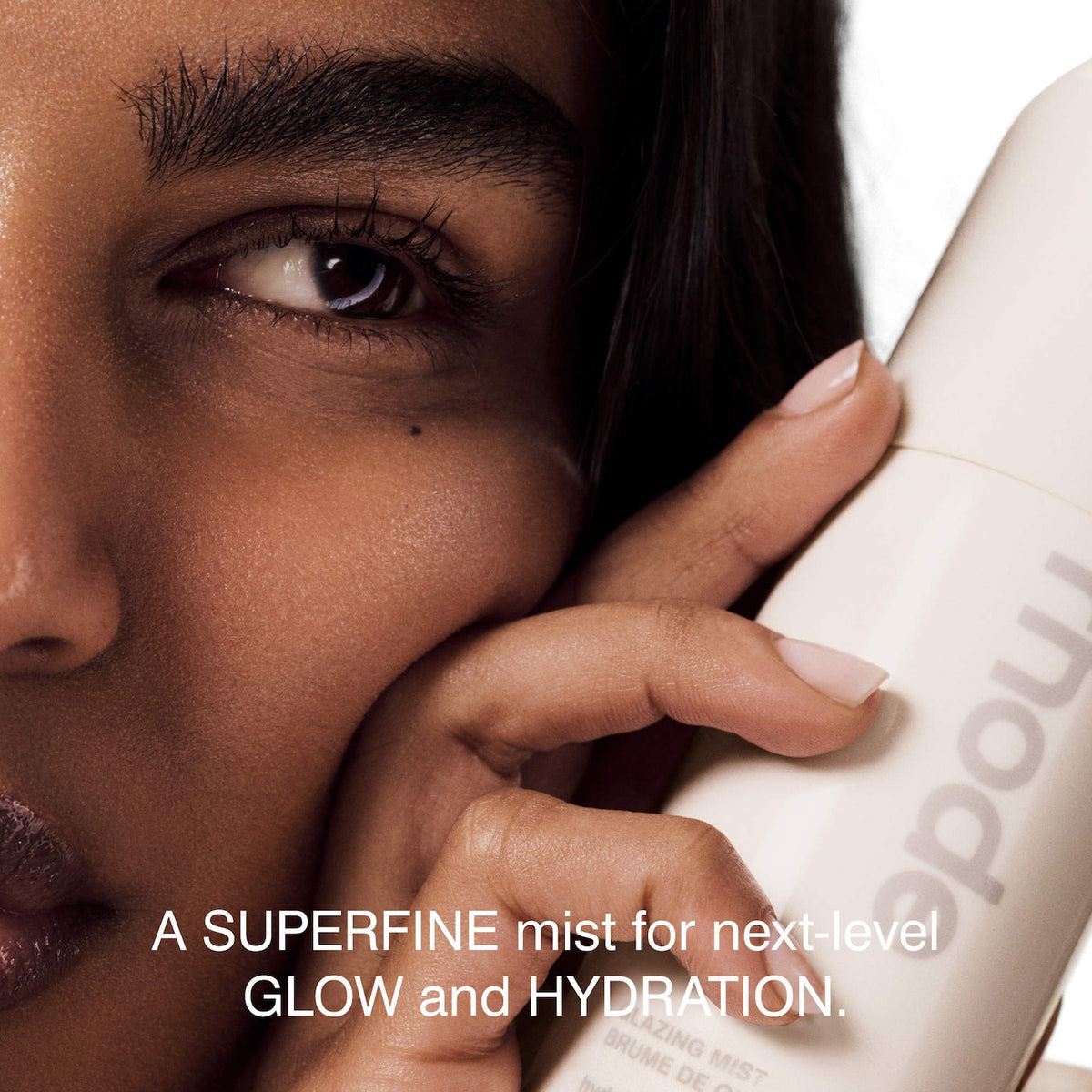 Rhode Glazing Mist – en modelo
