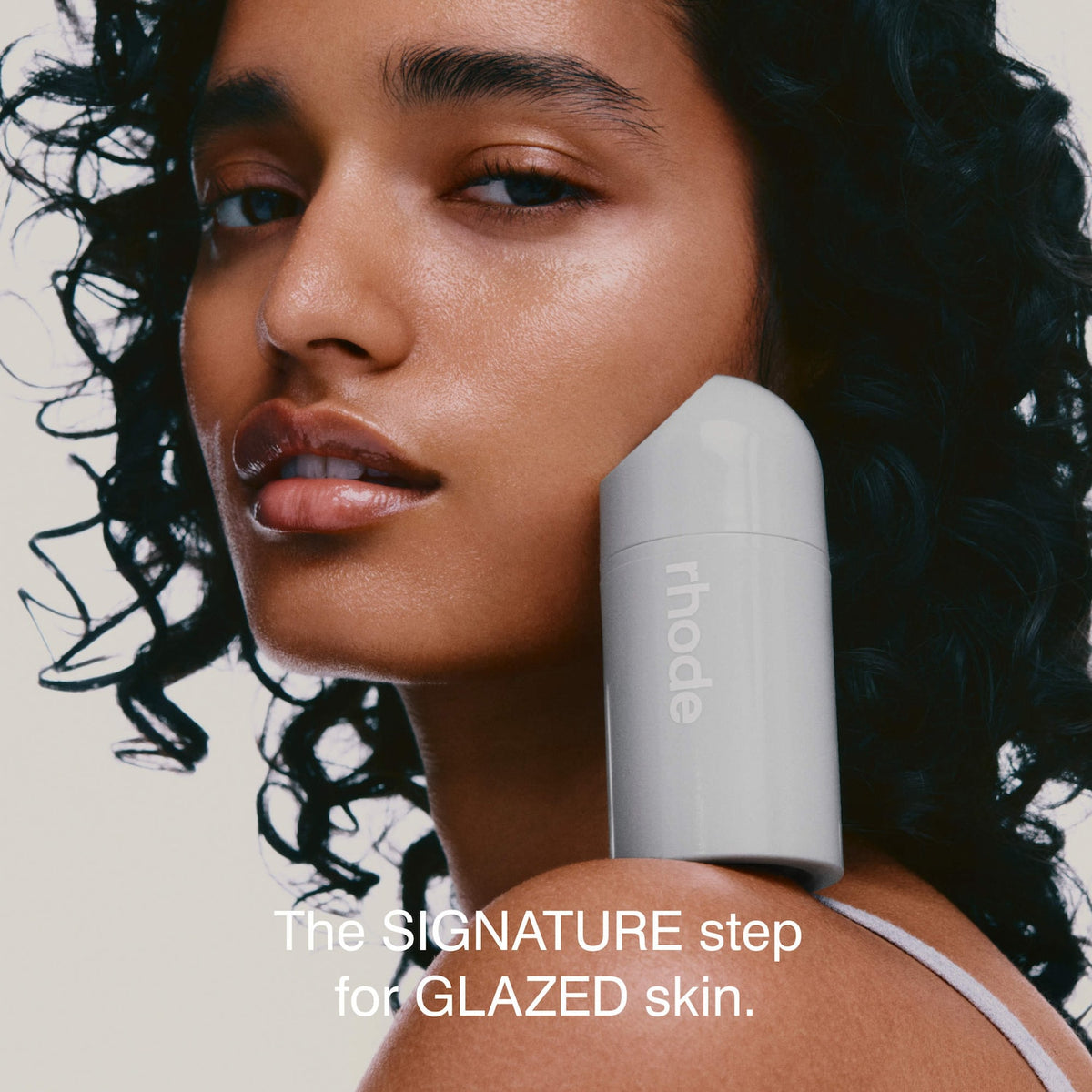 Rhode Peptide Glazing Fluid – en modelo