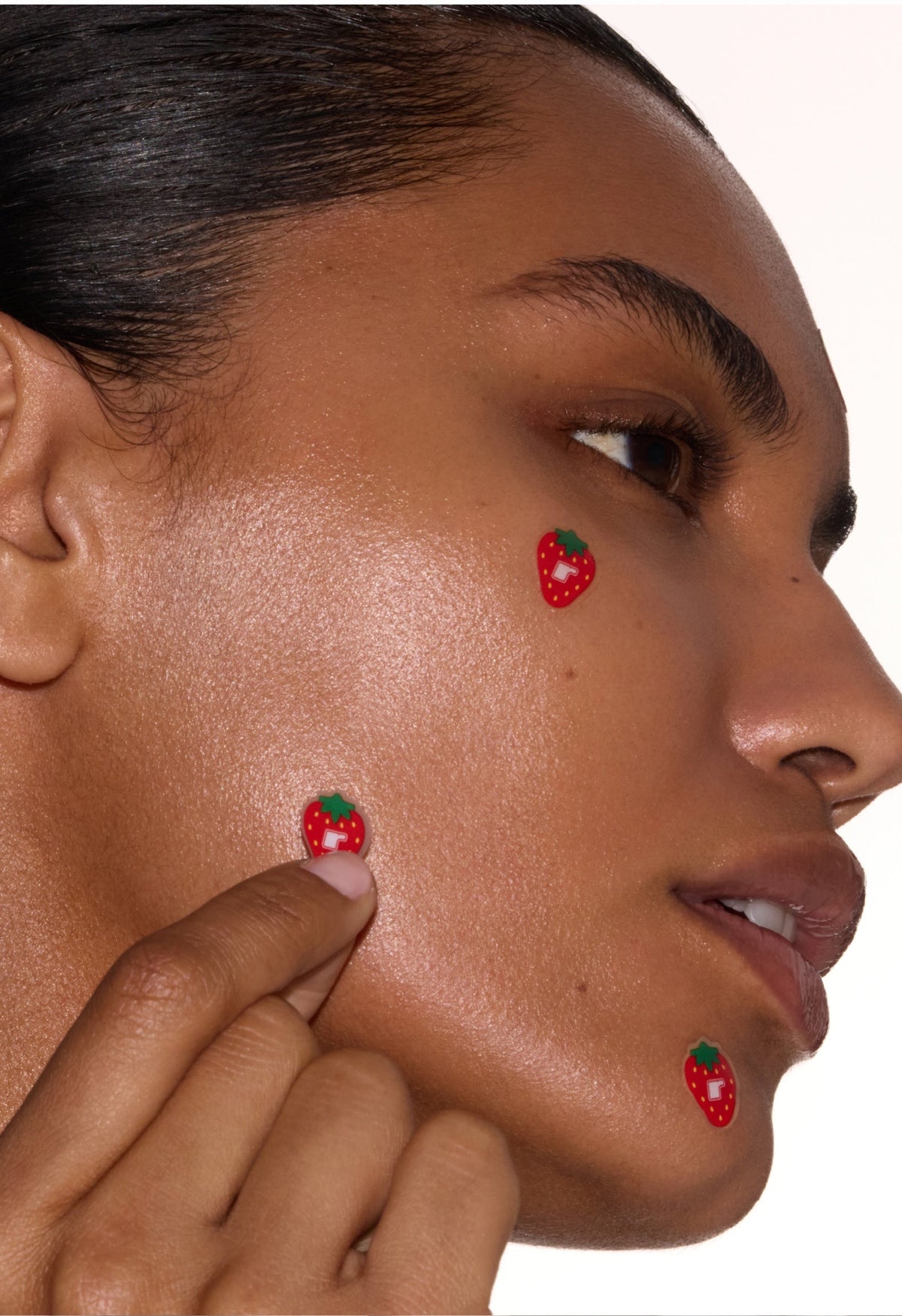 Rhode Spotwear Hydrocolloid Patches Strawberry – en modelo